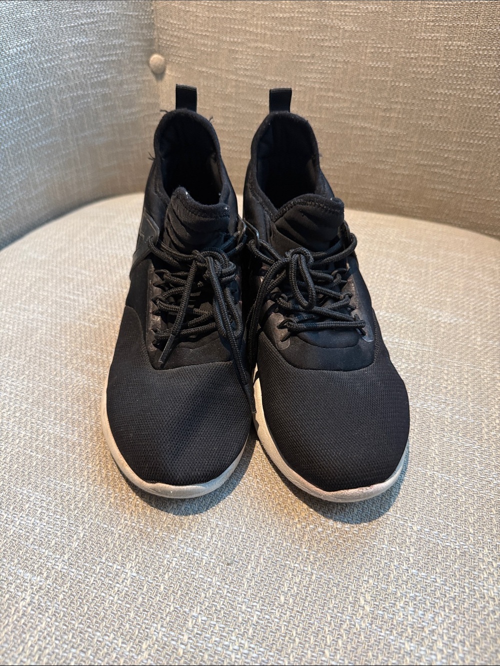 Kendall & Kylie Black Low-Top women Sneakers with White Trim